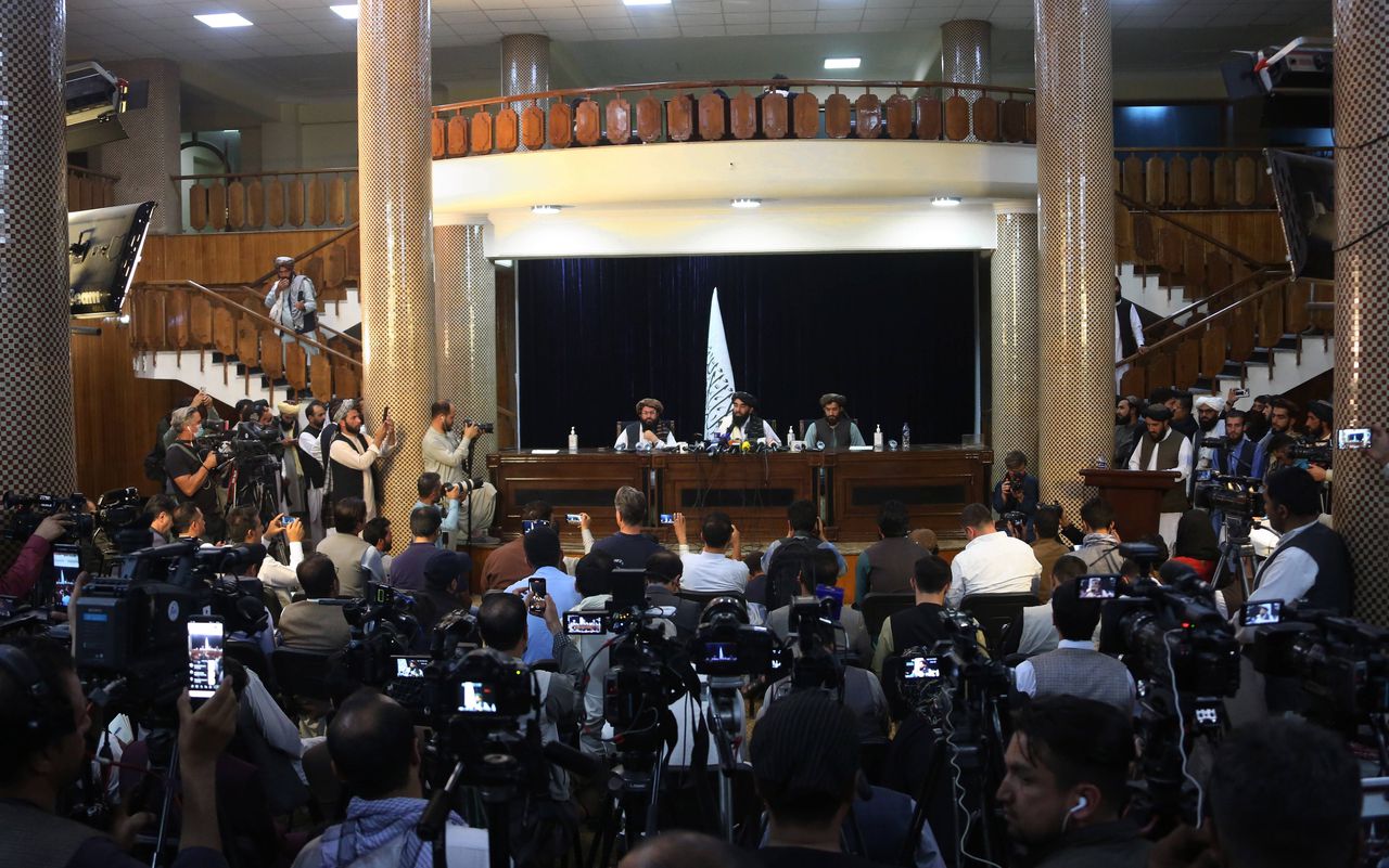 Taliban-woordvoerder Zabihullah Mujahid (in het midden) houdt de eerste persconferentie na de val van Kabul. Aan zijn linkerhand zit Abdul Qahar Balkhi, die van een relatief onbekende twitteraar uitgroeide tot spilfiguur van de vernieuwde Taliban.