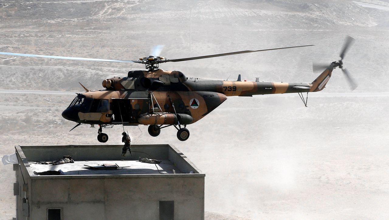 Een MI-17 van het Afghaanse leger in actie in 2017.