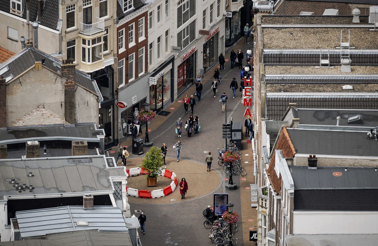 Utrecht deze maand, gefotografeerd vanaf de Domtoren. Als het aan burgemeester Aboutaleb ligt, worden mondkapjes buiten verplicht als het aantal besmettingen blijft stijgen.