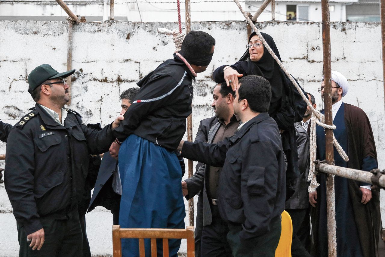 De Iraanse Samereh Alinejad (rechts) slaat de moordenaar van haar zoon vlak voordat die geëxecuteerd zou worden maar spaart wel zijn leven. Dit tafereel maakte een diepe indruk op Cora Boele, die het op in 18 april 2014 in de krant zag staan.