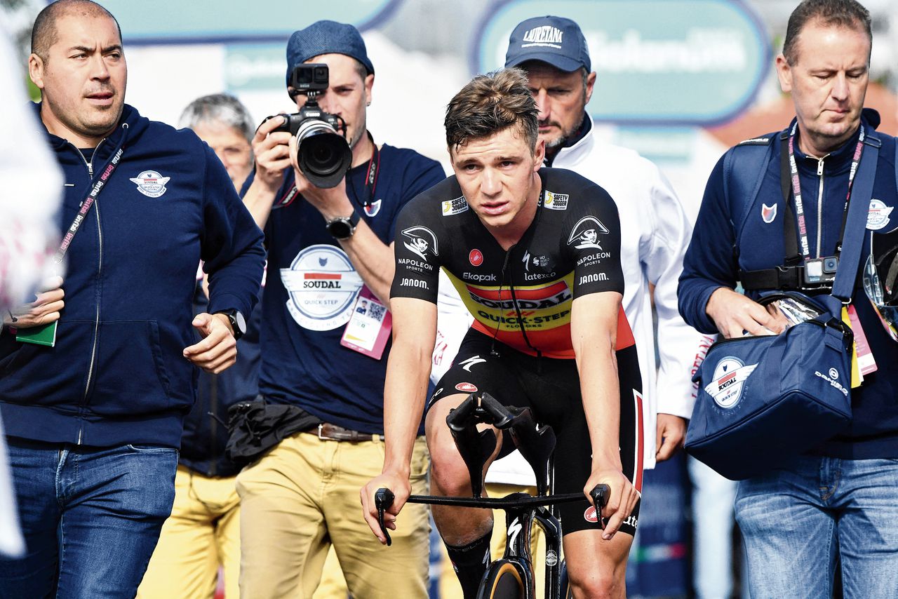 Remo Evenepoel leidt weer in de Giro d’Italia maar overtuigt niet 