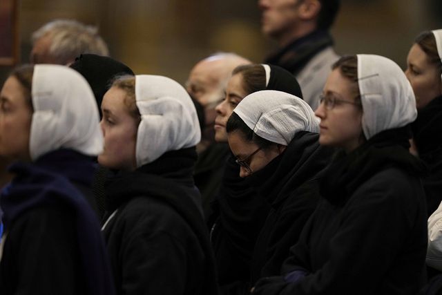 Katholieken nemen afscheid van emeritus-paus Benedictus XVI - NRC