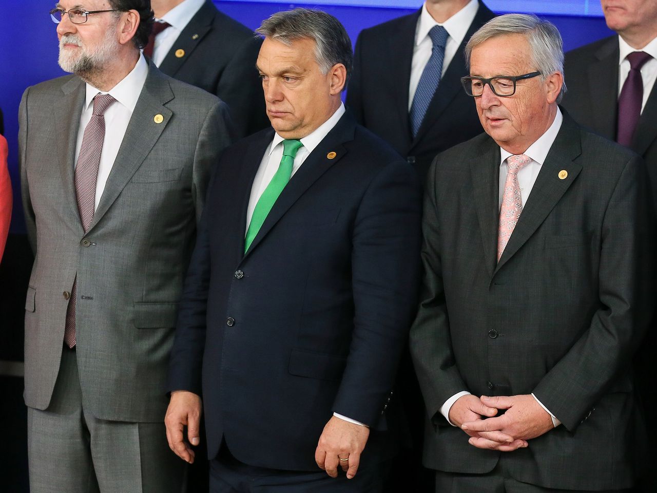 De Hongaarse premier Viktor Orbán (midden) tijdens een Europese top in Brussel in december 2017, geflankeerd door Commissievoorzitter Jean-Claude Juncker (rechts) en de Spaanse premier Mariano Rajoy.