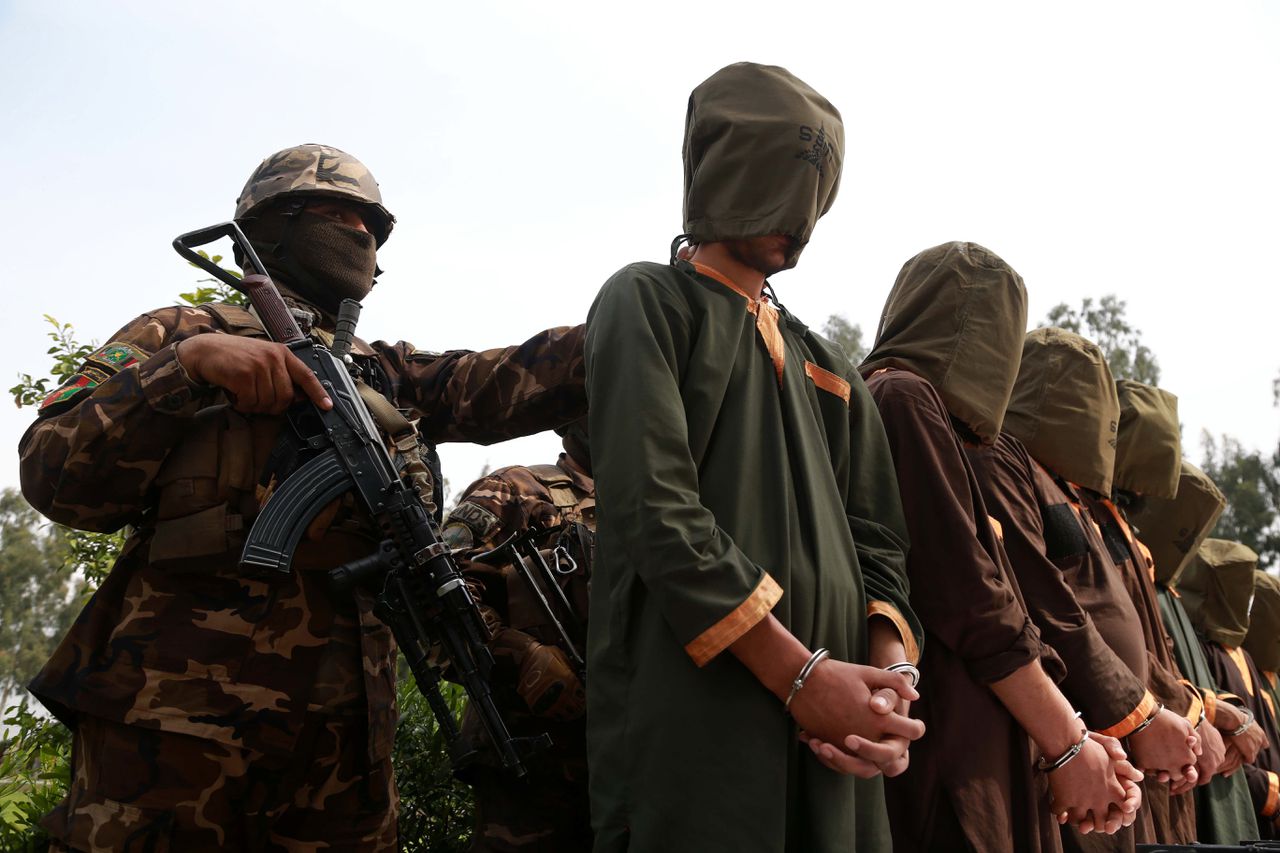 Archiefbeeld van Afghaanse agenten met een groep terreurverdachten.