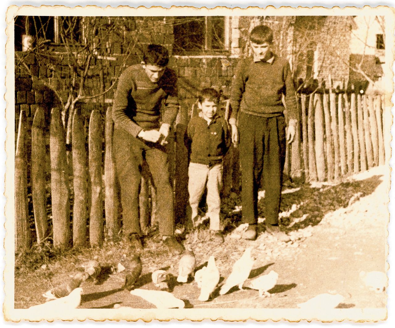 De broers Kuburic, vlnr Ismet, Mirsad en Izet, bij hun ouderlijk huis in Sanski Most.