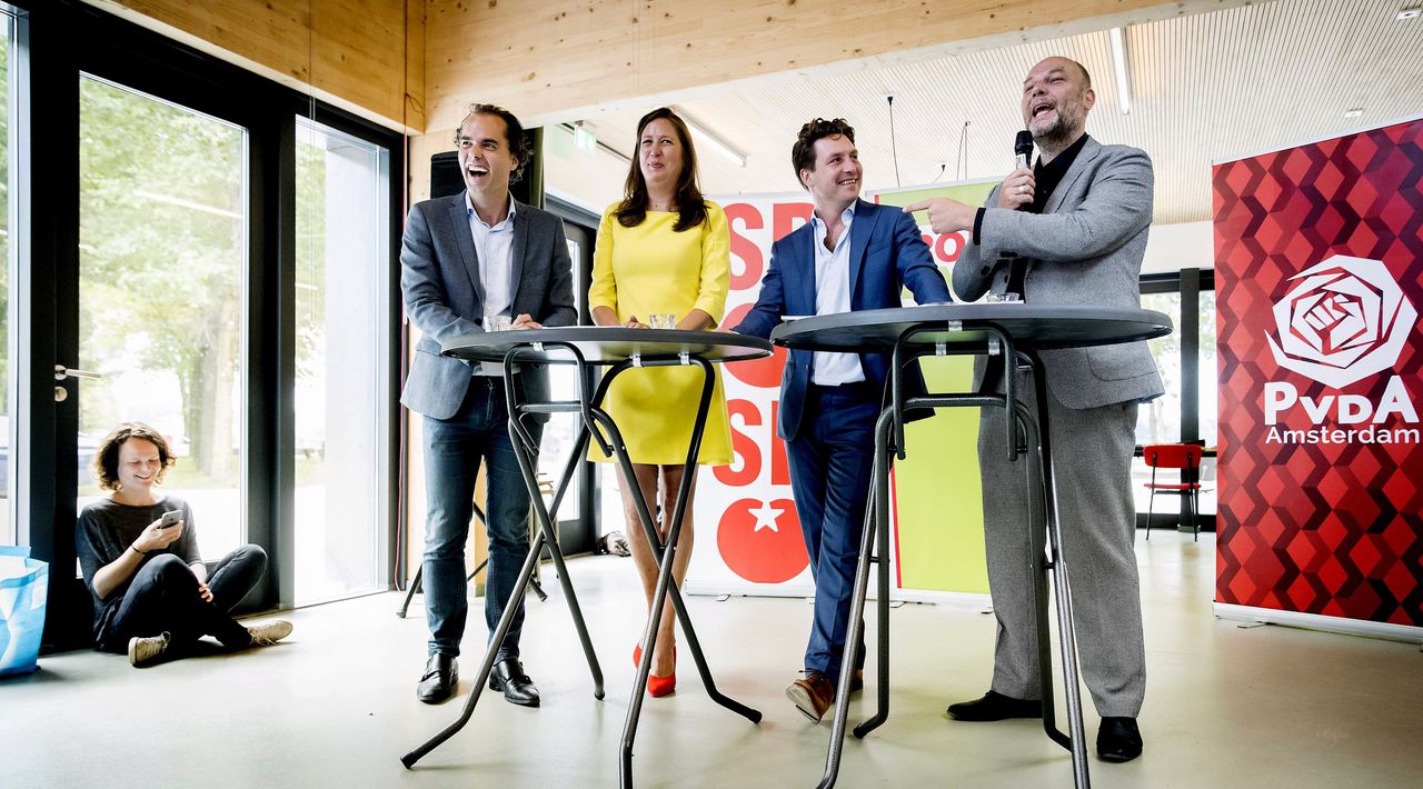 Laurens Ivens (SP), Marjolein Moorman (PvdA), Reinier van Dantzig (D66) en Rutger Groot Wassink (GroenLinks) bij de perspresentatie van het Amsterdamse coalitieakkoord dat gesloten is tussen GroenLinks, D66, PvdA en SP.