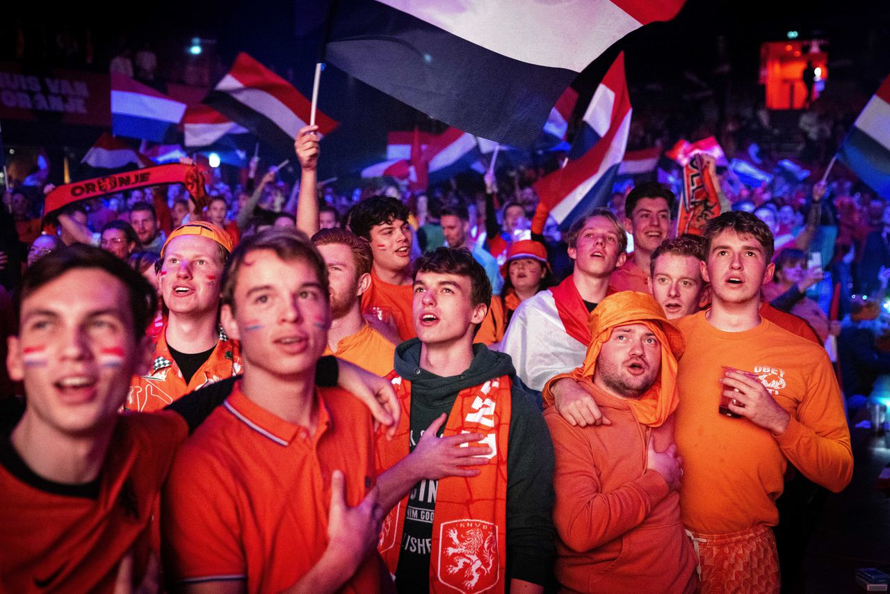 Oranjefans tijdens het openingsduel tegen Senegal in het Huis van Oranje, het officiële fan-event van de KNVB in Nederland.