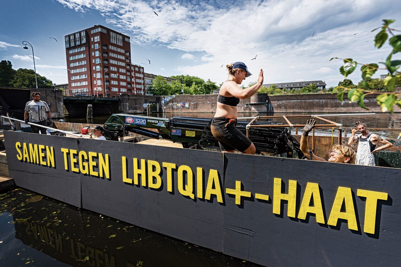 Een lege boot op de Canal Parade als statement? Klinkt simpel, maar dat is het niet 