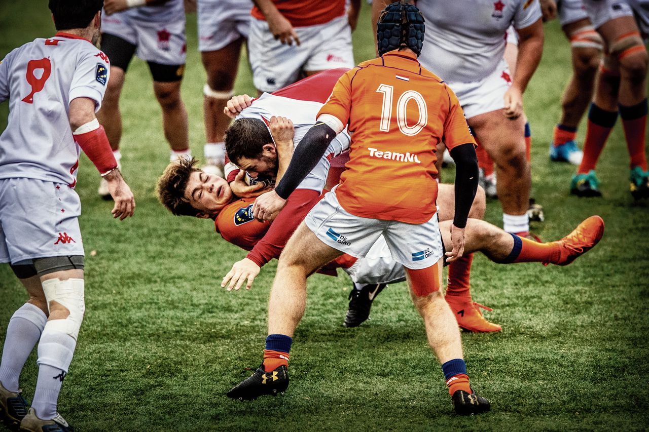 Een tackle van rugbyinternational Wolf van Dijk in het duel tegen Zwitserland (36-15 winst). Hij is een van de jonge talenten die het Nederlands team een impuls moeten geven.