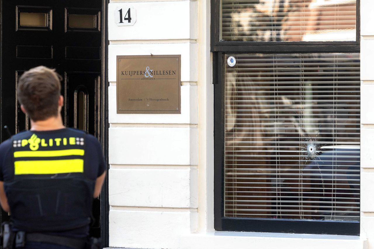Politie bij het beschoten kantoor in Amsterdam.