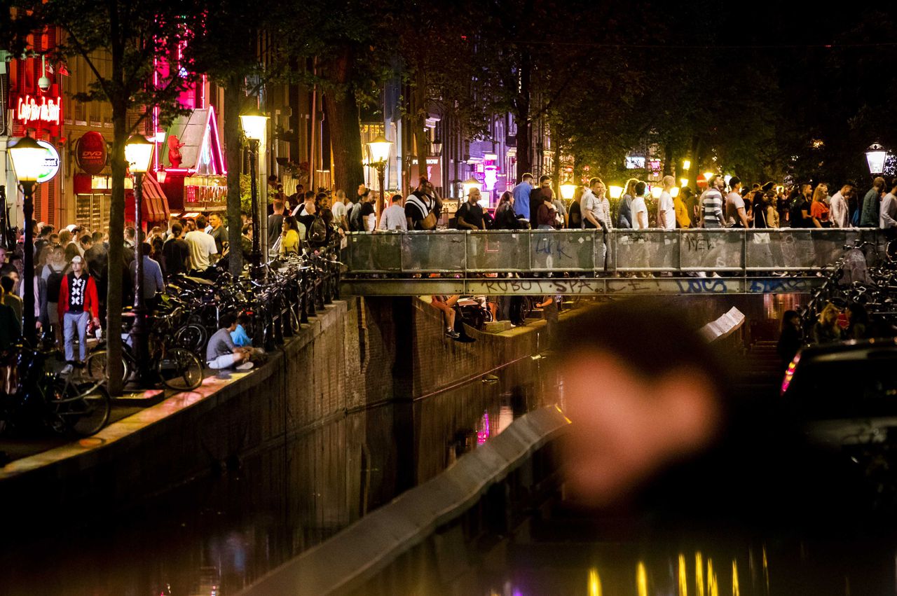 ‘Halsema wil meer agenten op straat in centrum Amsterdam’ 