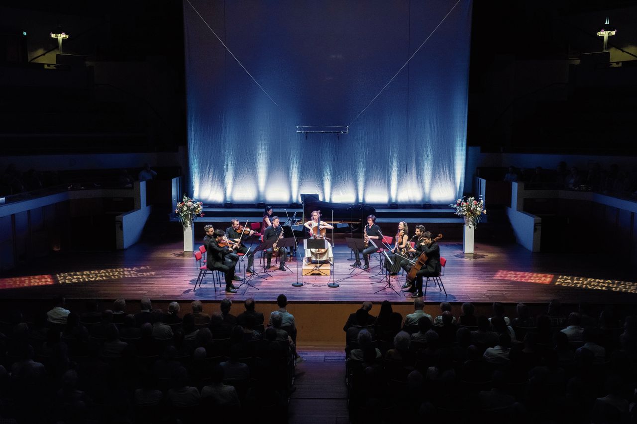 De muzikaliteit van Harriet Krijgh excelleert in lijnen en guirlandes, tijdens het openingsconcert van het Kamermuziekfestival in Tivolivredenburg in Utrecht.
