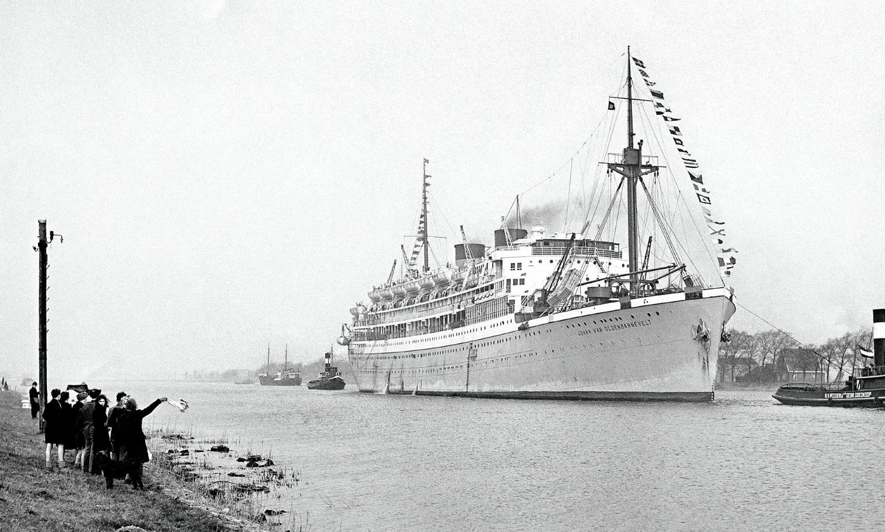 Schip met repatrianten aan boord wordt in 1948 door het Noordzeekanaal naar Amsterdam getrokken. Tussen 1945 en 1963 liep het aantal immigranten uit Indonesie op tot ruim 300.000 onder wie 255.000 Indische Nederlanders.