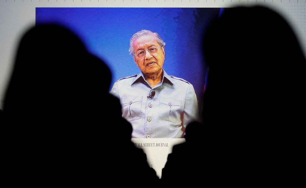 Mahathir lichtte zijn besluit toe tijdens een online persconferentie.