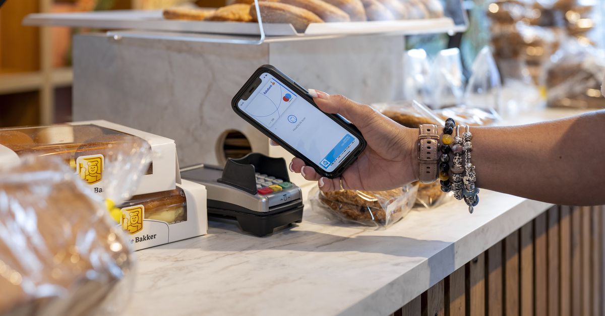 Pinnen zonder pas: horloge en telefoon nu het vaakst gebruikt om te betalen