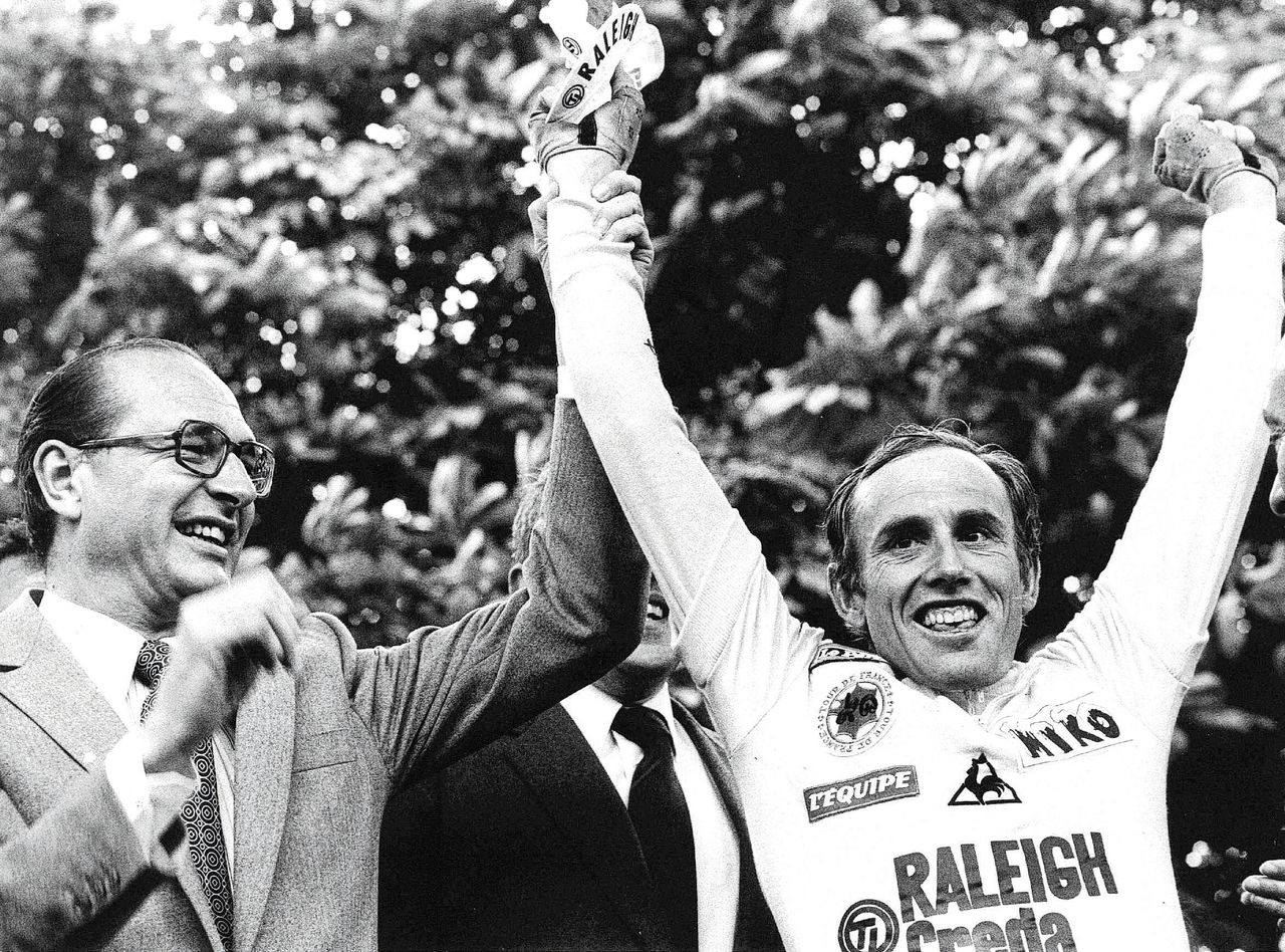 Joop Zoetemelk wordt na zijn zege in de Tour de France in 1980 gefeliciteerd door de toenmalige burgemeester van Parijs, Jacques Chirac. Foto EPA