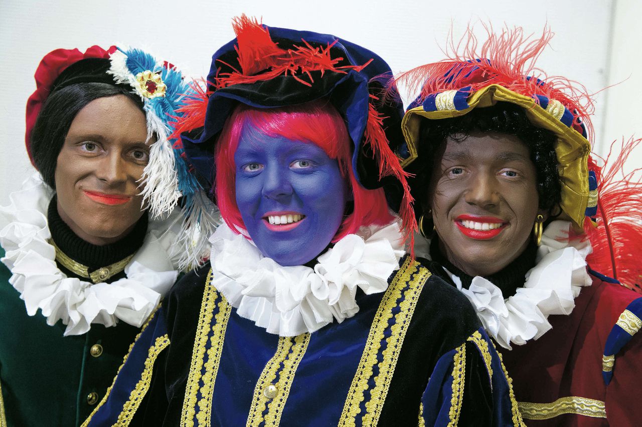 Drie soorten Zwarte Piet die gisteren inKnevel & Van den Brink werden getoond. Van links naar rechts: de „toekomstbestendige” Piet die de redactie van het tv-programma bedacht, een kleurige Piet die theatermaker Anousha Nzume suggereerde, en de bekende en inmiddels omstreden Zwarte Piet.