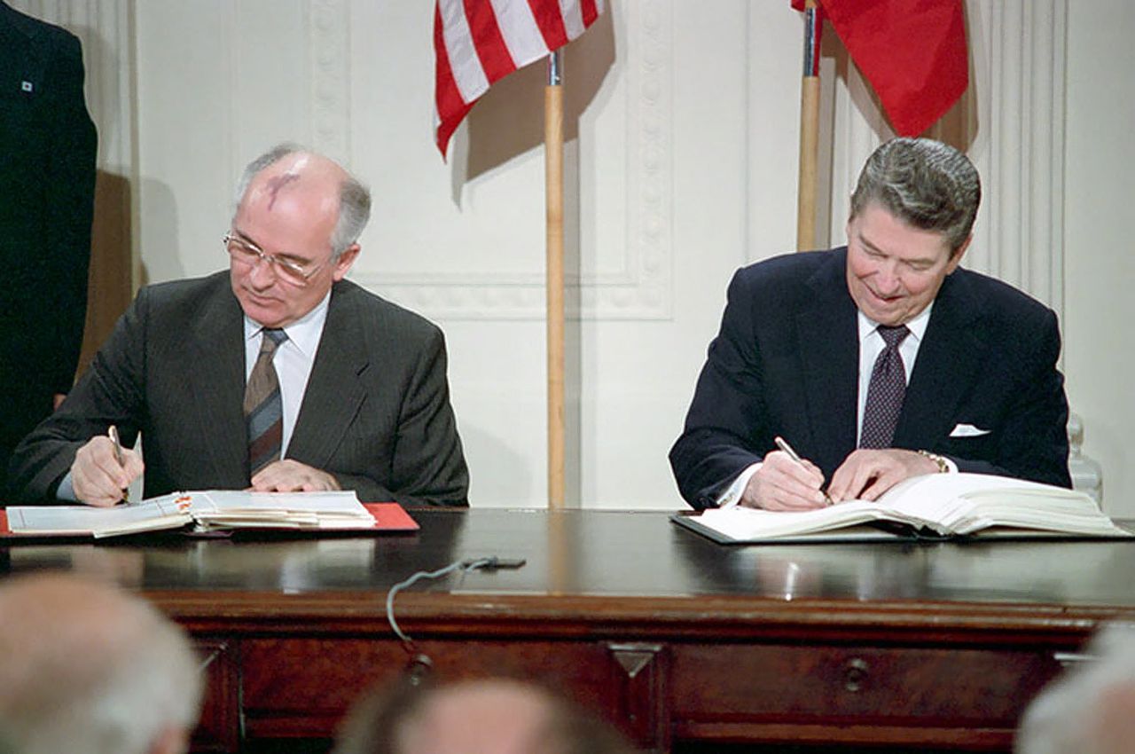 De Amerikaanse president Ronald Reagan en Micchail Gorbatsjov van de Sovjet-Unie ondertekenden het INF-verdrag in 1987 in het Witte Huis.