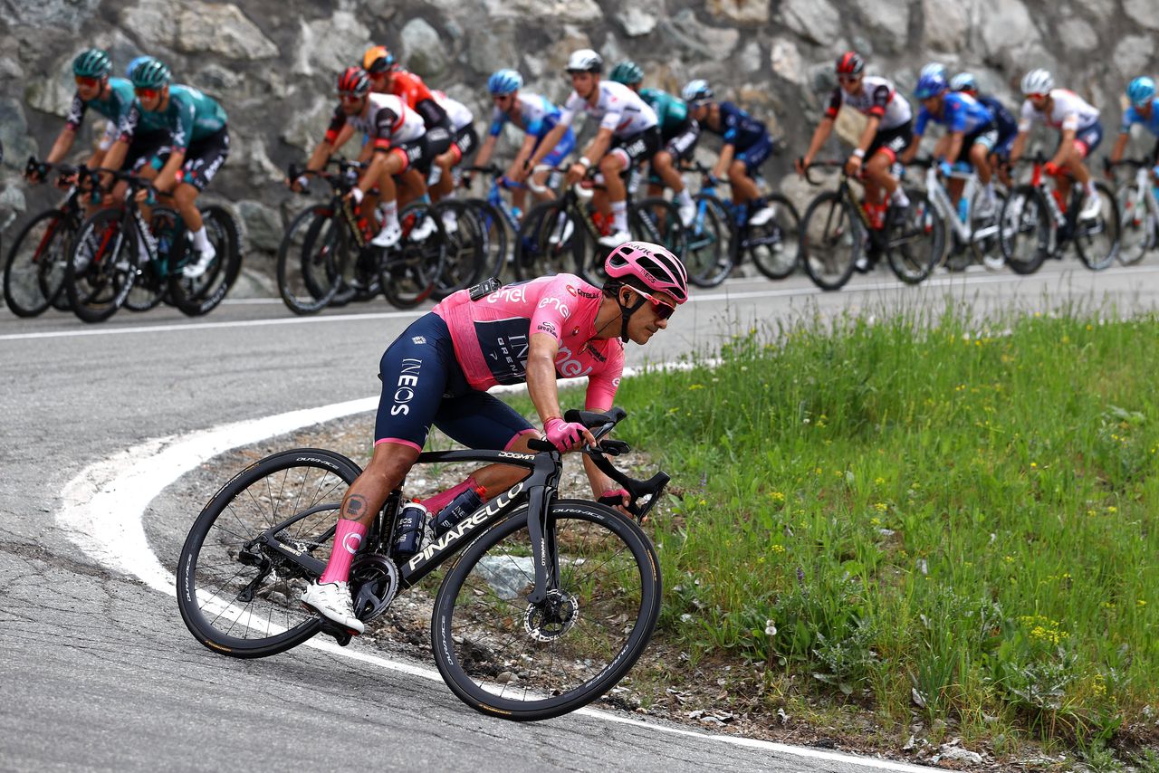Rozetruidrager Richard Carapaz zondag tijdens de vijftiende etappe van de Ronde van Italië.