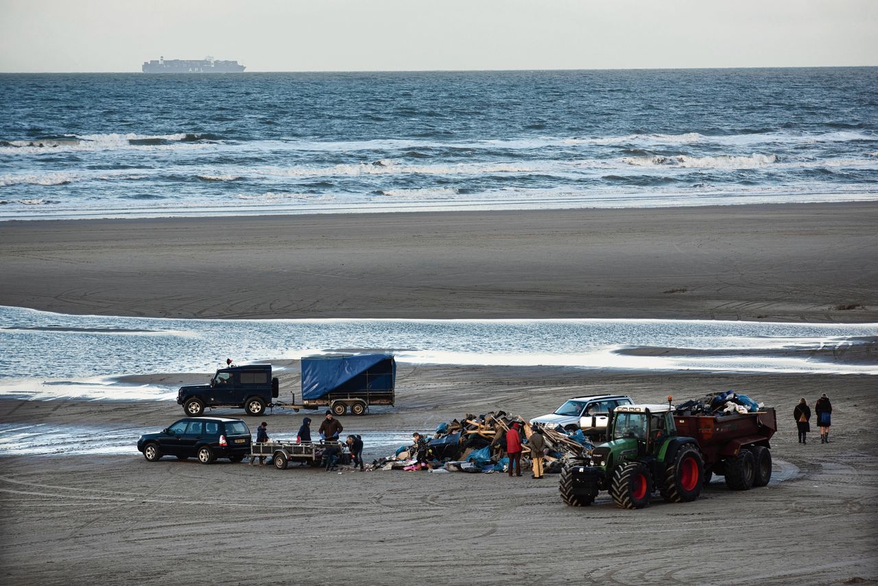 Een grote berg afval is bijeengebracht op het strand van Terschelling. „Die stukjes plastic en dat piepschuim zullen we steeds opnieuw uit de duinen moeten rapen.”