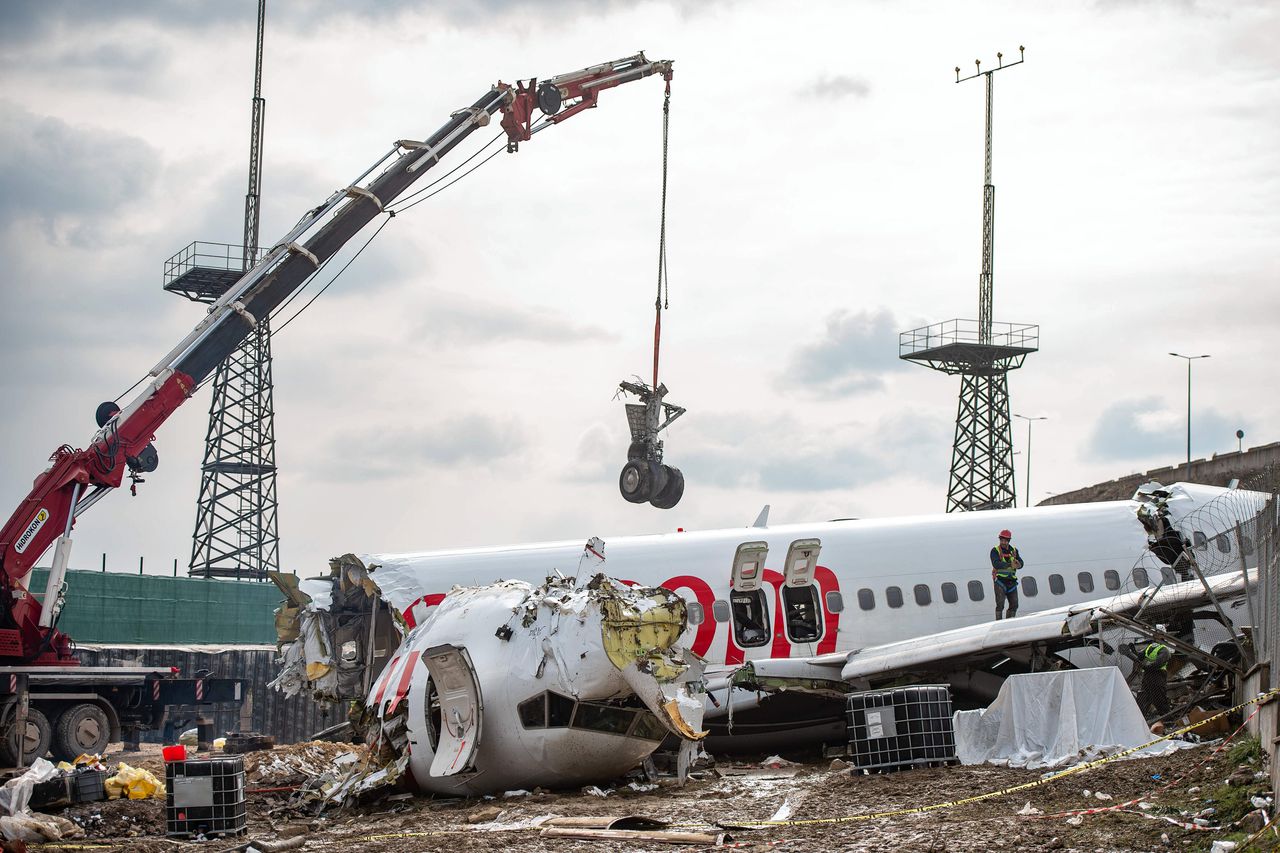 De Boeing 737 schoot na de landing van de baan en brak in drie stukken.