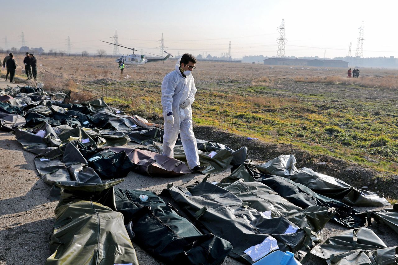 Een forensisch onderzoeker loopt op de plek waar woensdagochtend een Boeing van de Oekraïense luchtvaartmaatschappij met 176 mensen aan boord neerstortte.