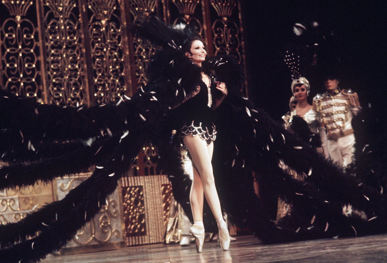 Zizi Jeanmaire bij een optreden in het Casino de Paris, 1972.