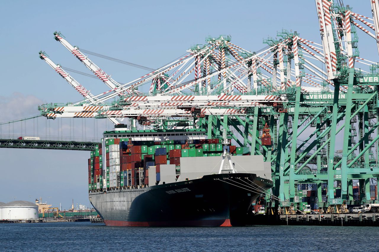 Een schip in de haven van San Pedro, California met Amerikaanse producten voor de Chinese markt.