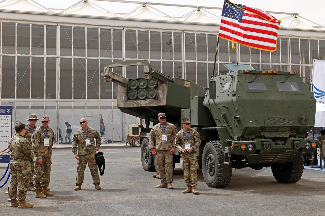Amerikaans militair personeel staat bij een M142 HIMARS-raketsysteem tijdens Saoedische defensie-expositie in maart.