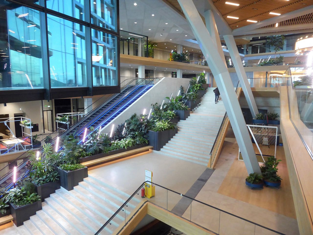 Veel planten en trappen in de open ruimtes van het nieuwe Booking.com-kantoor in Amsterdam, ontworpen door UN Studio Architects.