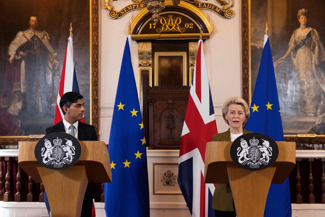 De Britse premier Rishi Sunak (links) en de voorzitter van de Europese Commissie, Ursula von der Leyen, maandag tijdens een persconferentie over het Brexit-akkoord in het Britse Windsor.