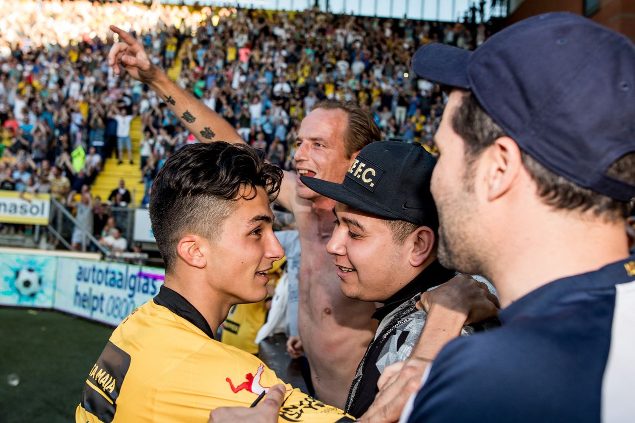 NAC-speler Manu Garcia viert in 2017 de overwinning op NEC in de laatste ronde van de play-offs om promotie naar de Eredivisie met supporters die over de hekken zijn geklommen.