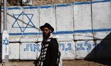 Israëlische kolonist houdt de wacht tijdens een joodse feestdag.
