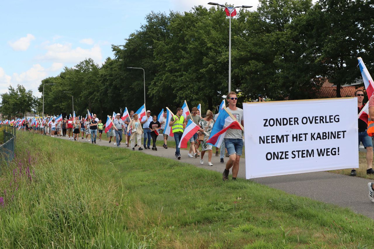 Enkele honderden mensen zouden zondag hebben meegedaan aan een protestmars tegen de komst van een asielzoekerscentrum in het Overijsselse Albergen.