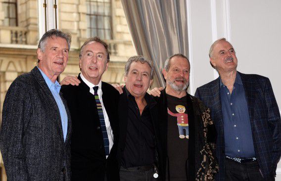 Van links naar rechts: Michael Palin (70), Eric Idle (70), Terry Jones (71) Terry Gilliam (72) en John Cleese (74). Monty Python zal op 1 juli een reünieshow in de O2-Arena in Londen houden.