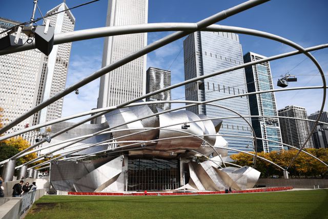 Het Jay Pritzker Pavillion in het Millennium Park in Chicago. 