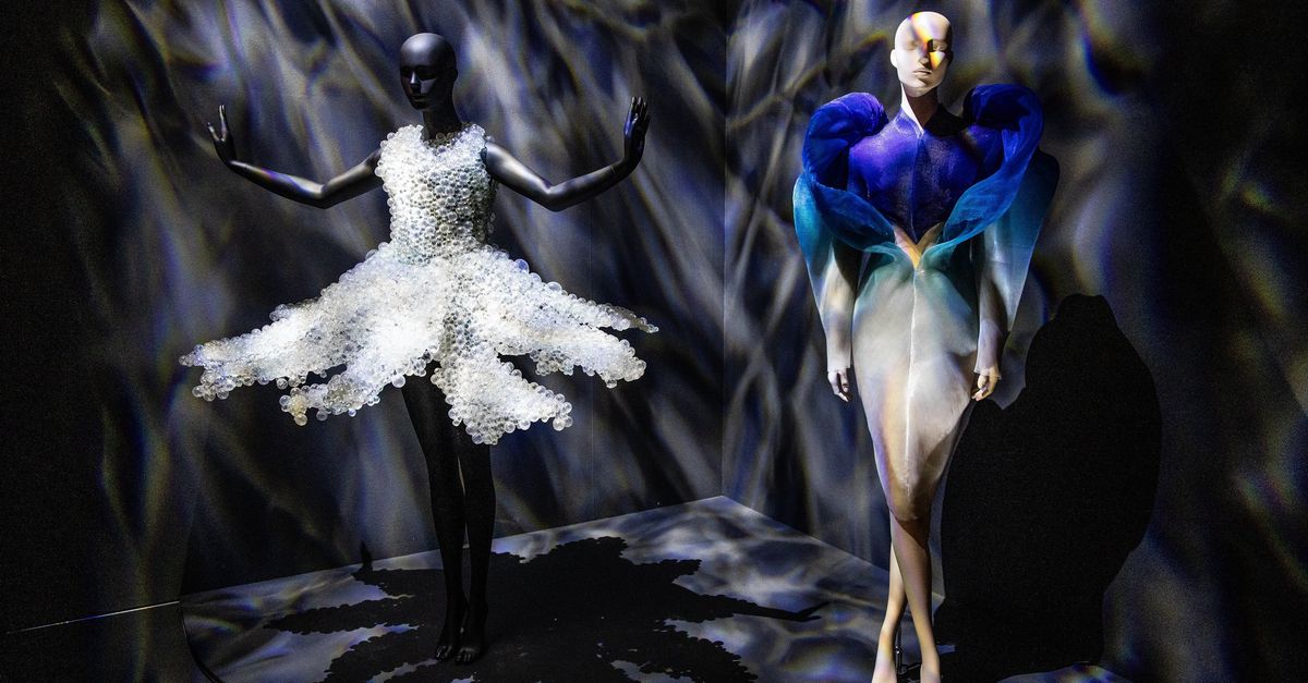 Drie tentoonstellingen tonen mode van een eeuw geleden, sciencefictionjurken en hoe meisjes zoveel meer zijn dan muze en model