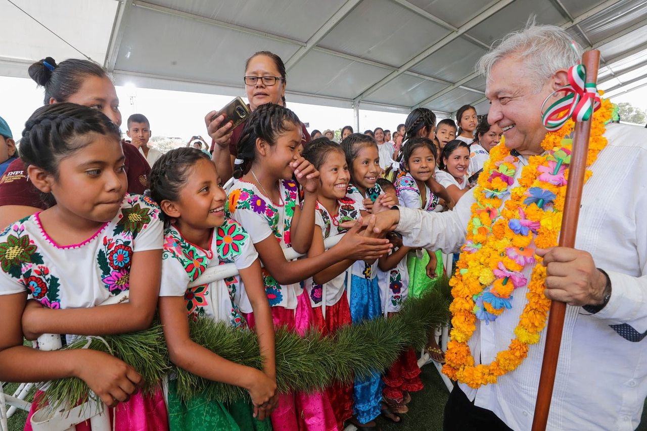 De Mexicaanse president Andrés Manuel López Obrador ging in maart nog volop op campagne door het land, schudde handen en kuste onder meer een meisje uitgebreid op de wangen.