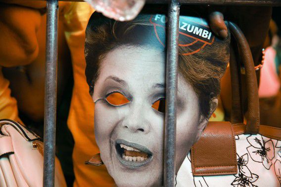 Een anti-regeringsdemonstrant houdt een masker van president Rousseff vast tijdens een protestactie in Sao Paolo.