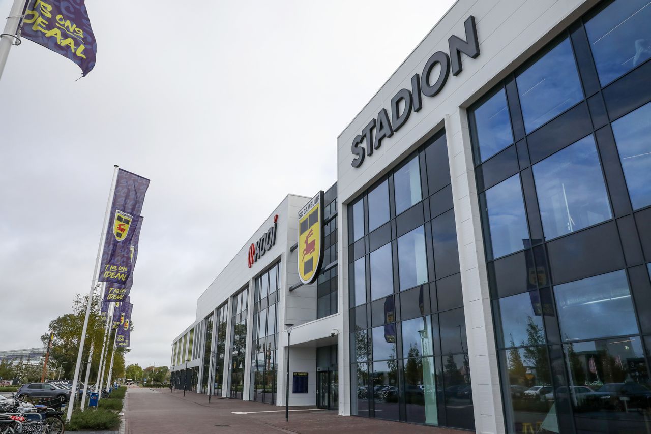 Voetbalclub Cambuur roept fans op om &#8216;politiek buiten het stadion te houden&#8217; na vlaggenacties