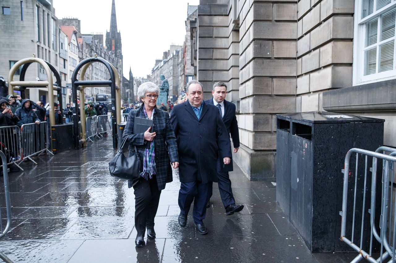 Alex Salmond bij de rechtbank in Edinburgh.