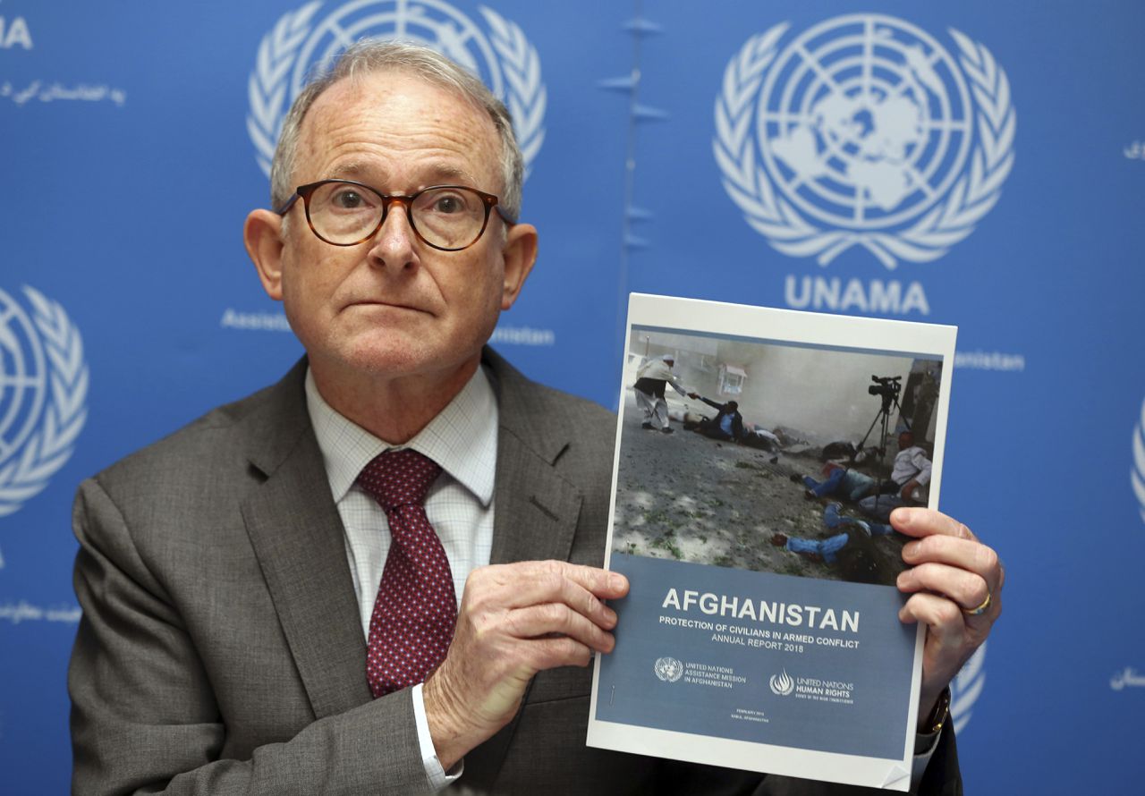 Richard Bennett, van de diplomatieke VN missie die de Afghaanse regering bijstaat, presenteert het rapport tijdens een persconferentie in Kabul, Afghanistan.