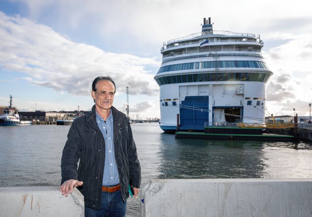 Shelash Abdolazez is 59 jaar en een vluchteling uit Syrië. Hij wacht op de komst van zijn vrouw en twee kinderen. „Elke dag bellen we honderd keer”. 