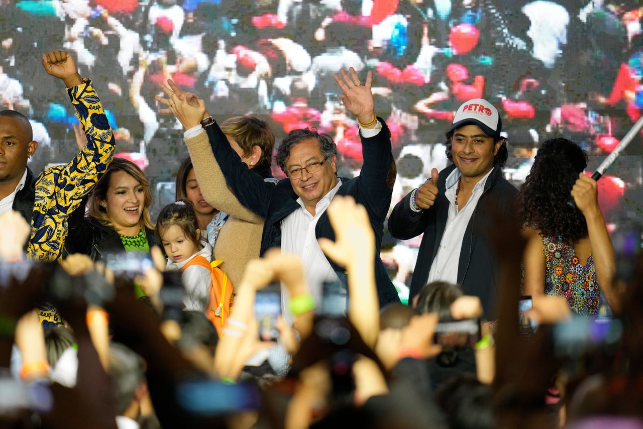 Geplaagde president Colombia zwalkt verder na arrestatie zoon 