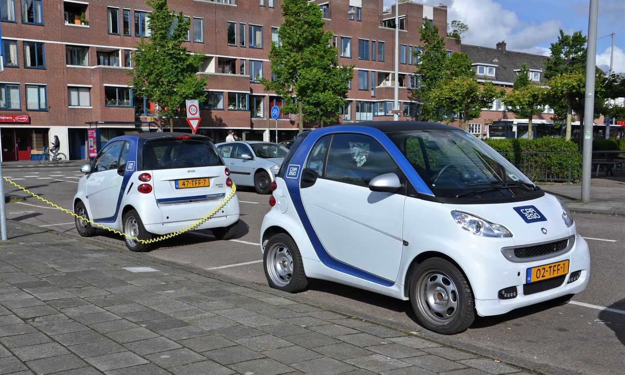 In Amsterdam rijden nu zo'n driehonderd elektrische autootjes rond van Daimler.