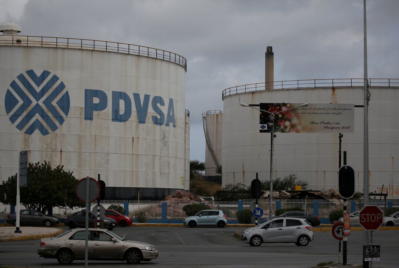 Het logo van staatsoliemaatschappiPDVSA in Willemstad op Curaçao. De olie-installaties op de Antillen spelen een sleutelrol in de verwerking en opslag van Venezolaanse olie bestemd voor de export.