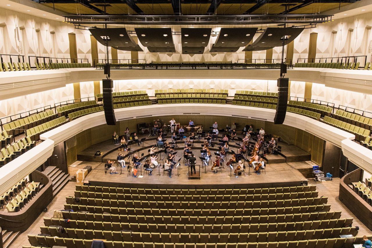 In het nieuwe cultuurcentrum Amare in Den Haag probeert het Residentie Orkest zijn nieuwe thuisbasis uit. Aankomend chef-dirigent Anja Bihlmaier: „In het akoestiekloze Zuiderstrandtheater moest het orkest veel kracht zetten voor een behoorlijke klank. Deze zaal klinkt juist heel helder.”