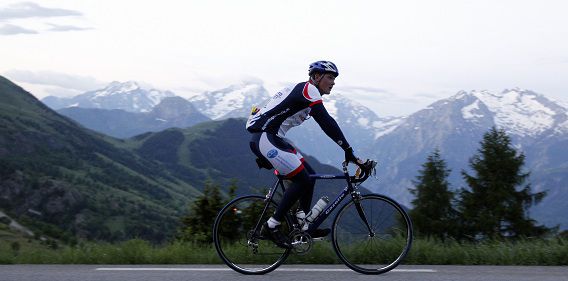 Een fietser beklimt de Alpe d'Huez in Frankrijk voor Stichting Alpe d'Huzes op de slotdag, deze zomer.