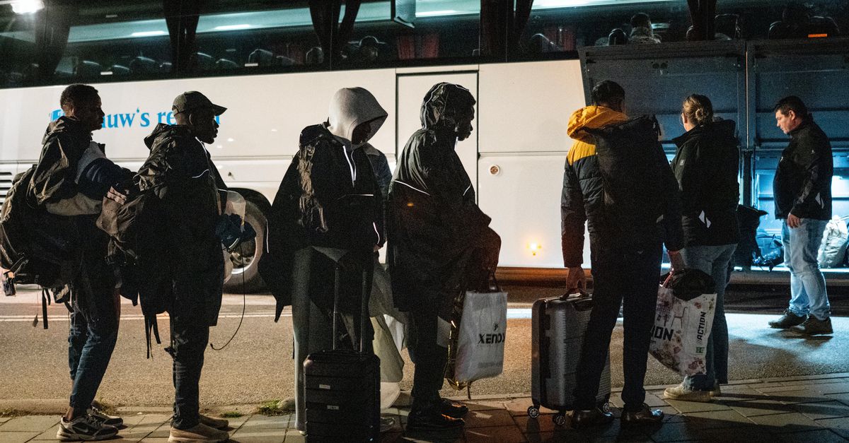 Voor tweede nacht op rij geen plek meer in Ter Apel, groep asielzoekers naar Drentse dorp Gieten