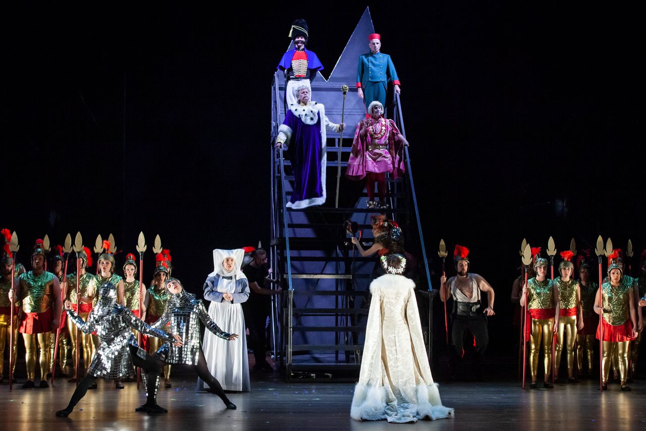 Scène uit ‘Fantasio’ door Opera Zuid